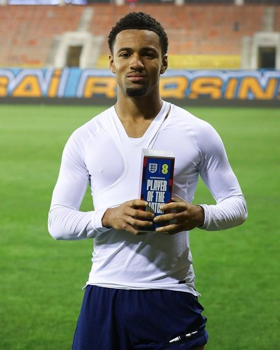 bb体育平台-太阳报：英格兰U21更衣室遭偷拍，恩瓦内里挥动毛巾愤怒遮窗